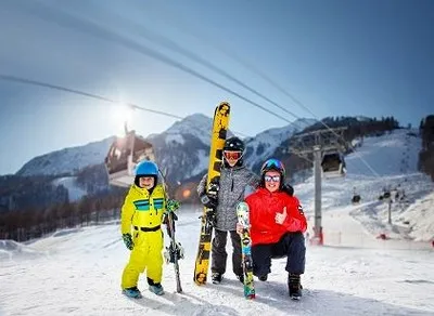 Famille en vacances dans la station de ski de Sotchi