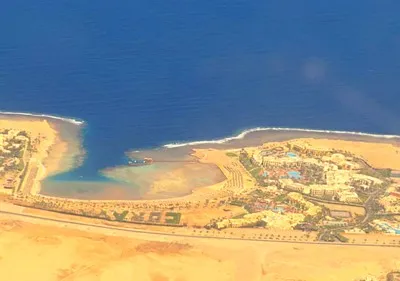 La route de l'aéroport à la ville de Marsa Alam longe la côte de la mer Rouge