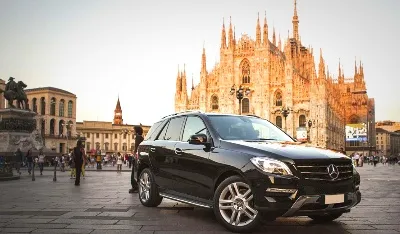Transfert privé à l'aéroport de Malpensa. Voiture sur la place