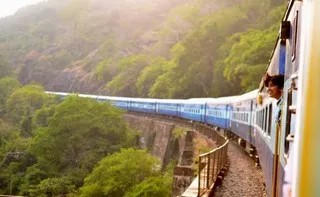 Fille voyage en train