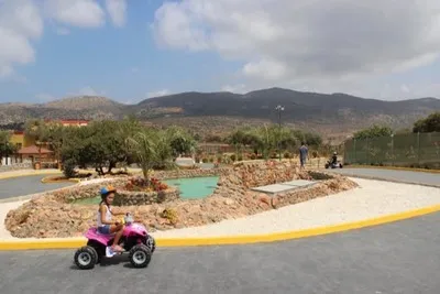 La fille fait du quad dans un parc de vacances.