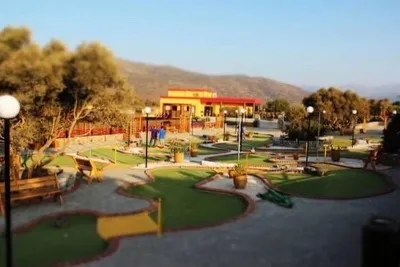 Mini golf et 18 trous à jouer dans le parc d'attractions Maze.