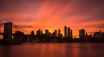 Le pont de Brooklyn et la silhouette de Manhattan au coucher du soleil