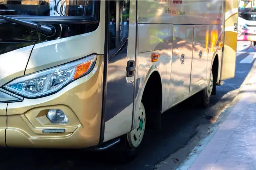 Le bus va sur la route de l'aéroport