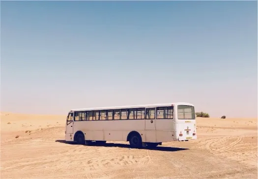 Le bus est au milieu du désert