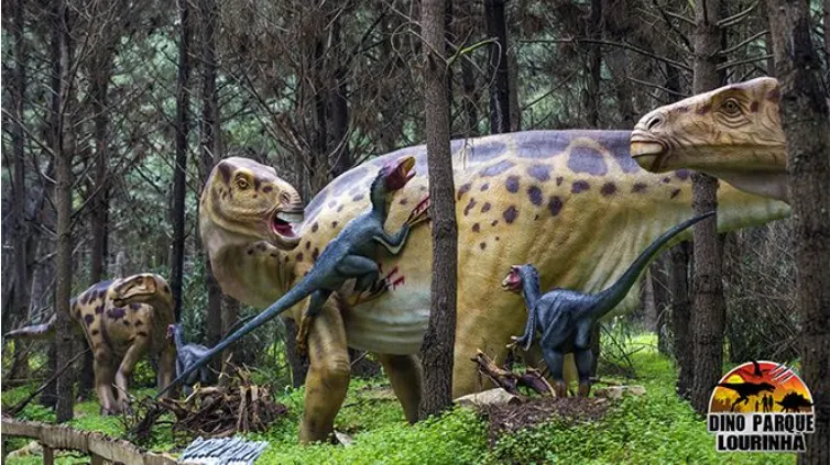 Figures de dinosaures à Dino Parque, quartier de Lisbonne