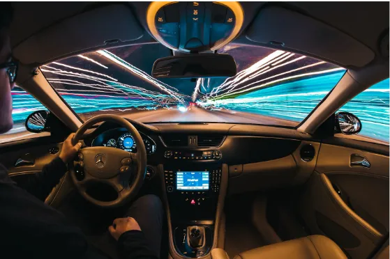 Le conducteur conduit une voiture autour de la ville