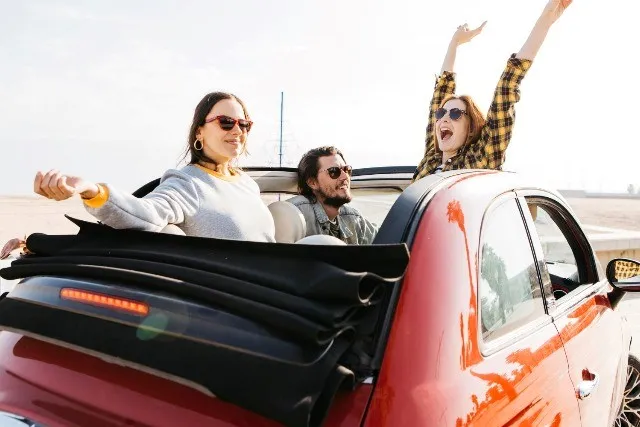 Voyage amusant avec des amis