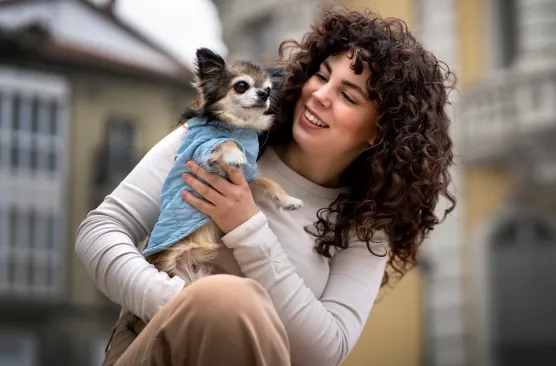 Une fille voyage avec un animal de compagnie