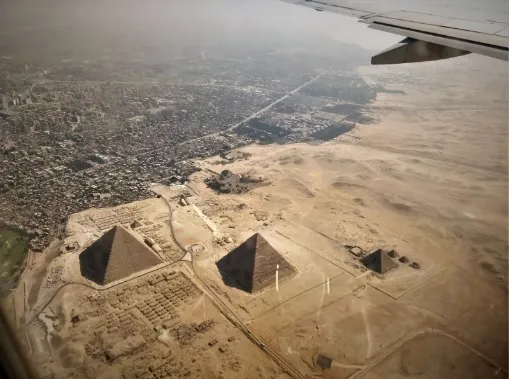 La nécropole de Gizeh vue depuis l'avion