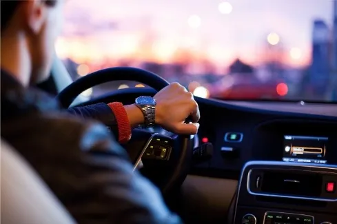 Un homme conduisant une voiture