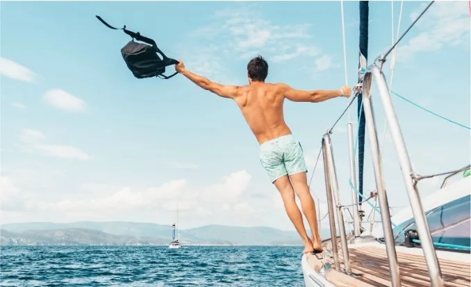 Un homme lors d'un voyage en bateau