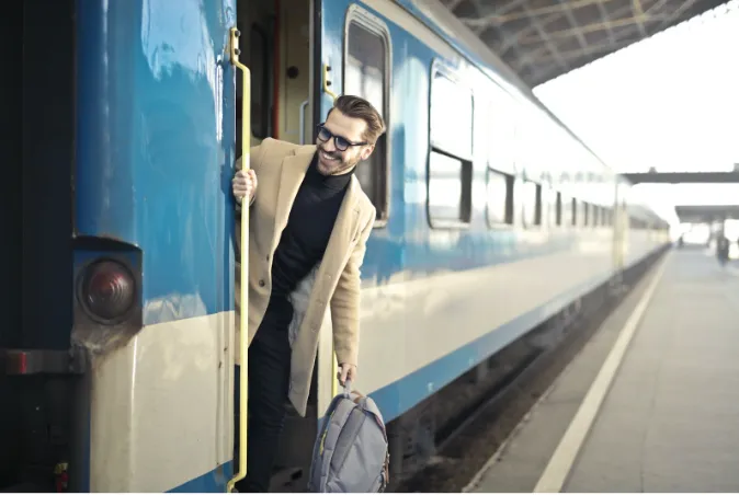 Un homme monte un train à l'aéroport