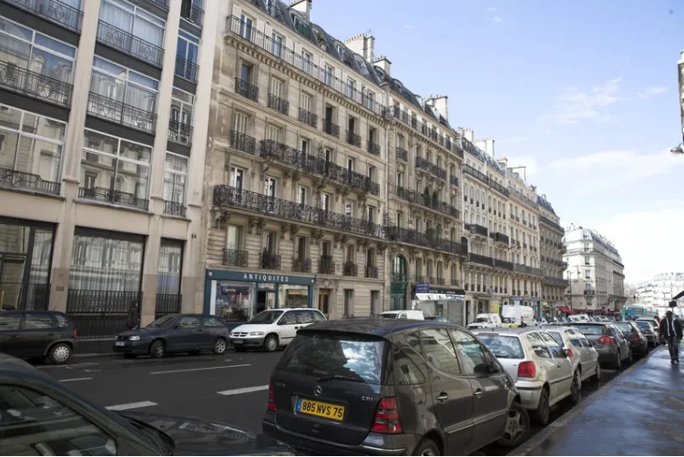 Voitures garées dans les rues de Paris