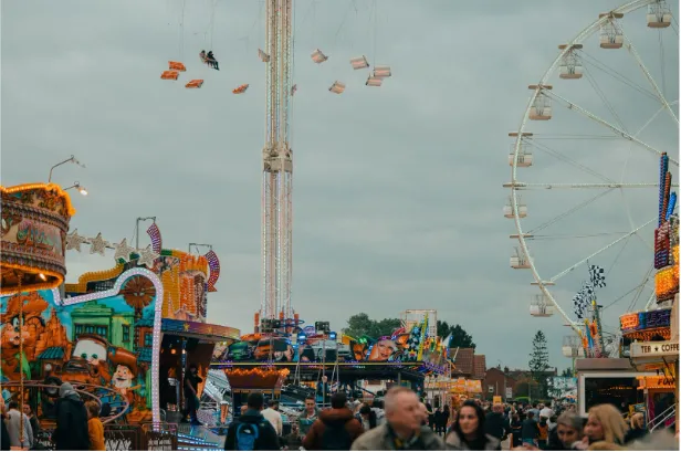 Manèges et carrousels dans le parc