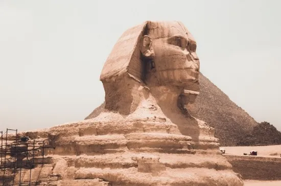La statue du Sphinx à côté des pyramides de Gizeh Egypte