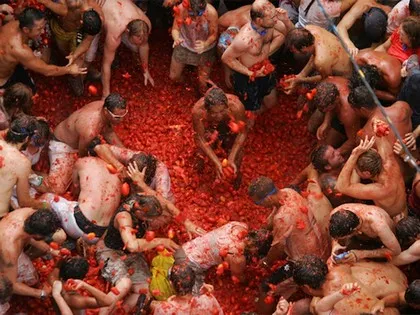 Bataille de tomates lors d'un festival en Espagne