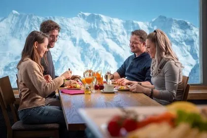 Dîner de la Saint-Valentin au sommet d'une montagne
